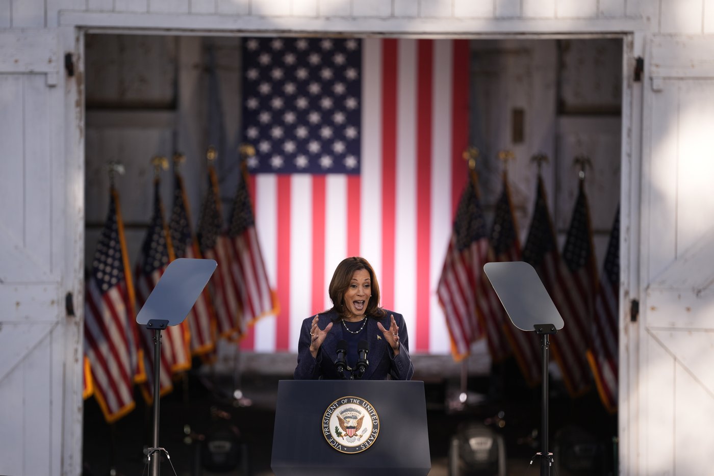 PHOTO COLLECTION: Election 2024 Campaign for President, October 16 | iNFOnews.ca