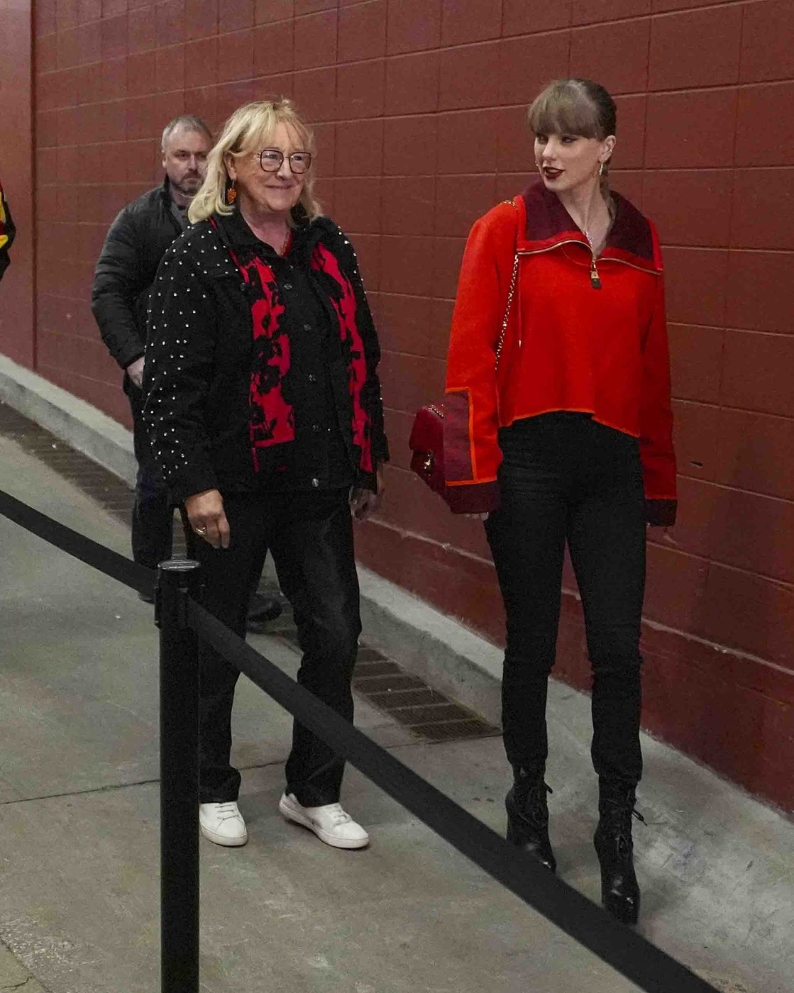 Taylor Swift spends Black Friday amid sea of red as boyfriend Travis Kelce's Chiefs face the Raiders | iNFOnews.ca