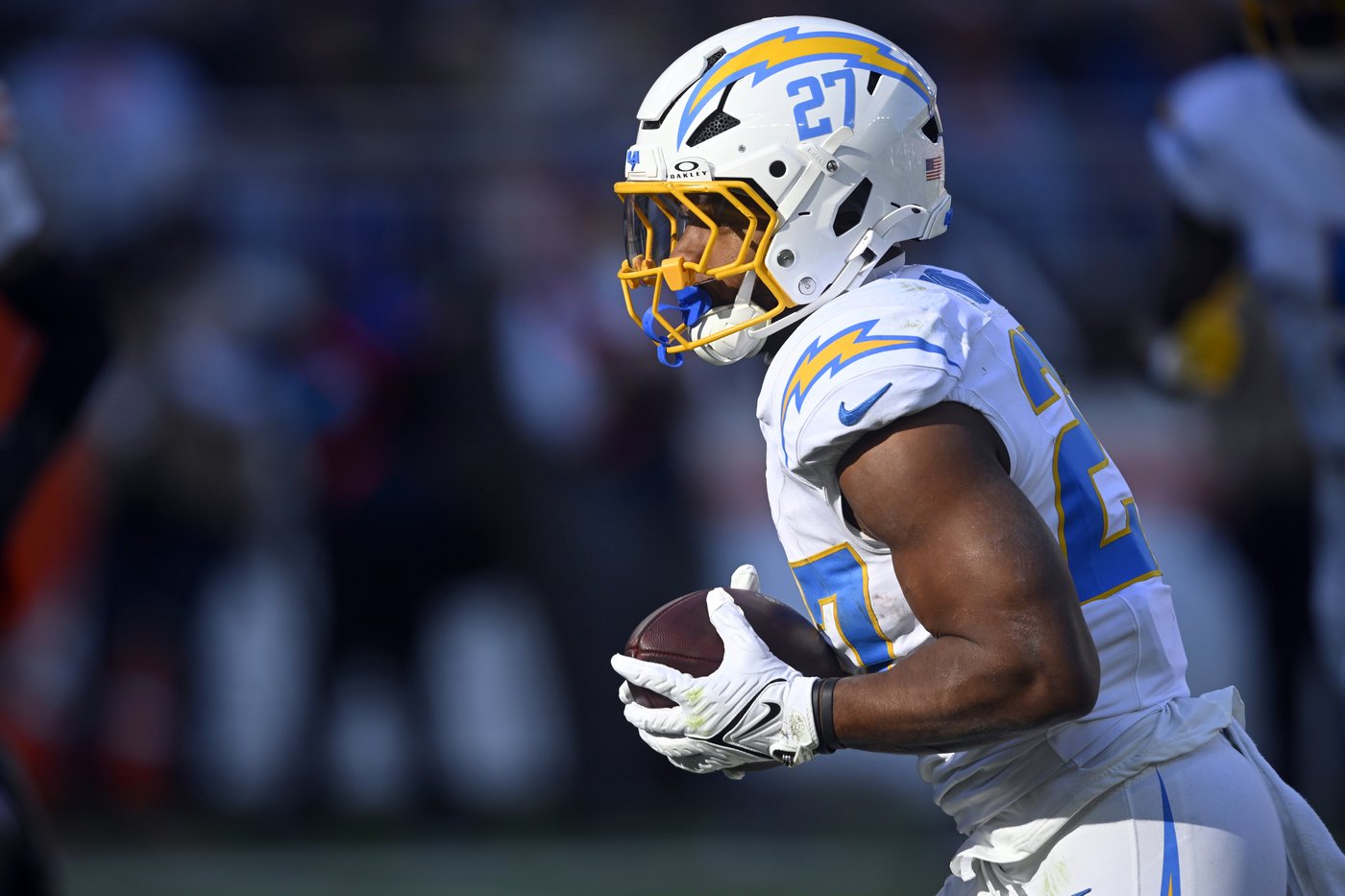 Justin Herbert throws 2 TD passes, Chargers clamp down on Jameis Winston in 27-10 win over Browns | iNFOnews.ca
