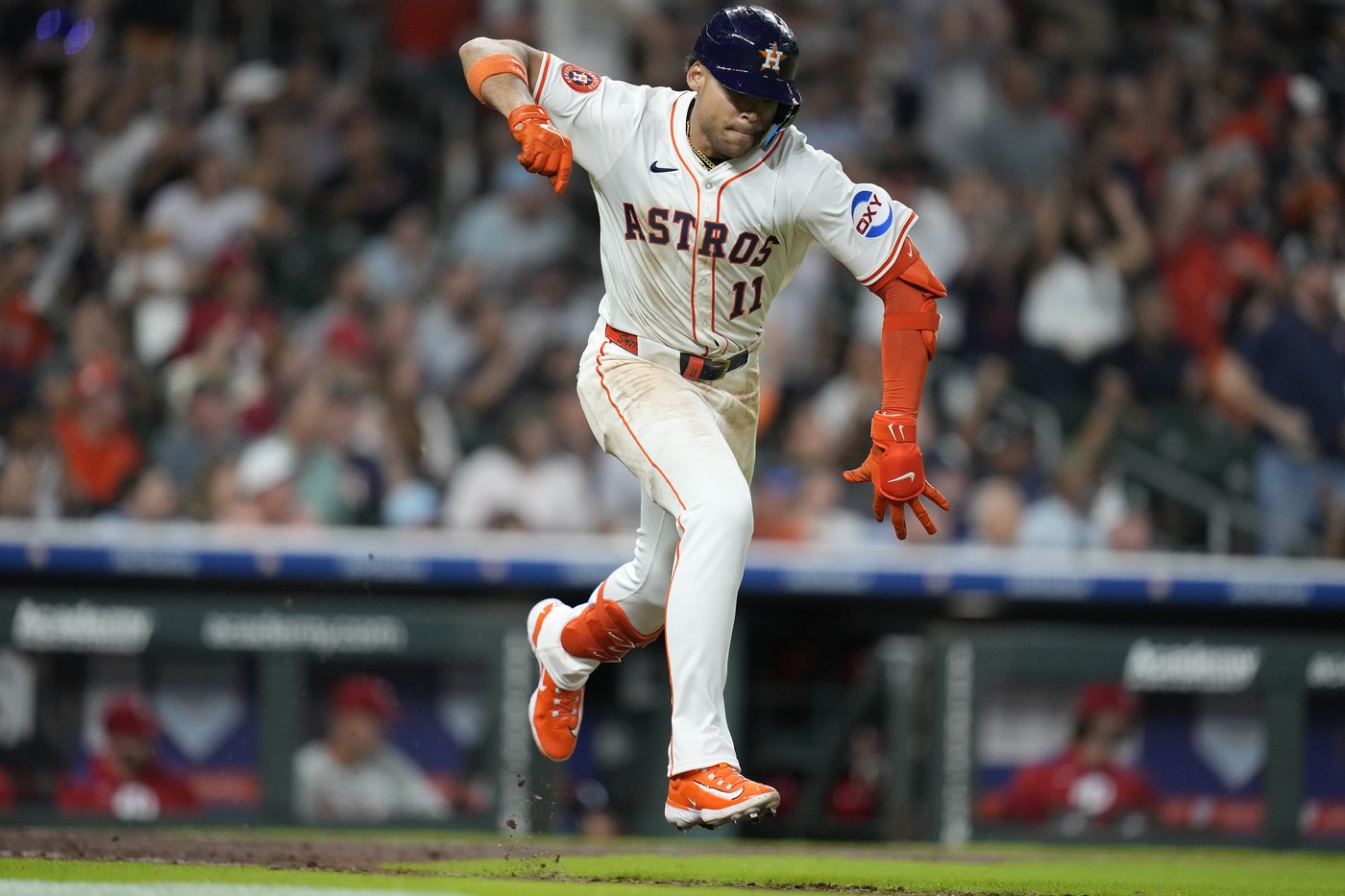 Cam Smith hits an RBI single in the 8th to give Astros 2-1 win over Phillies | iNFOnews.ca