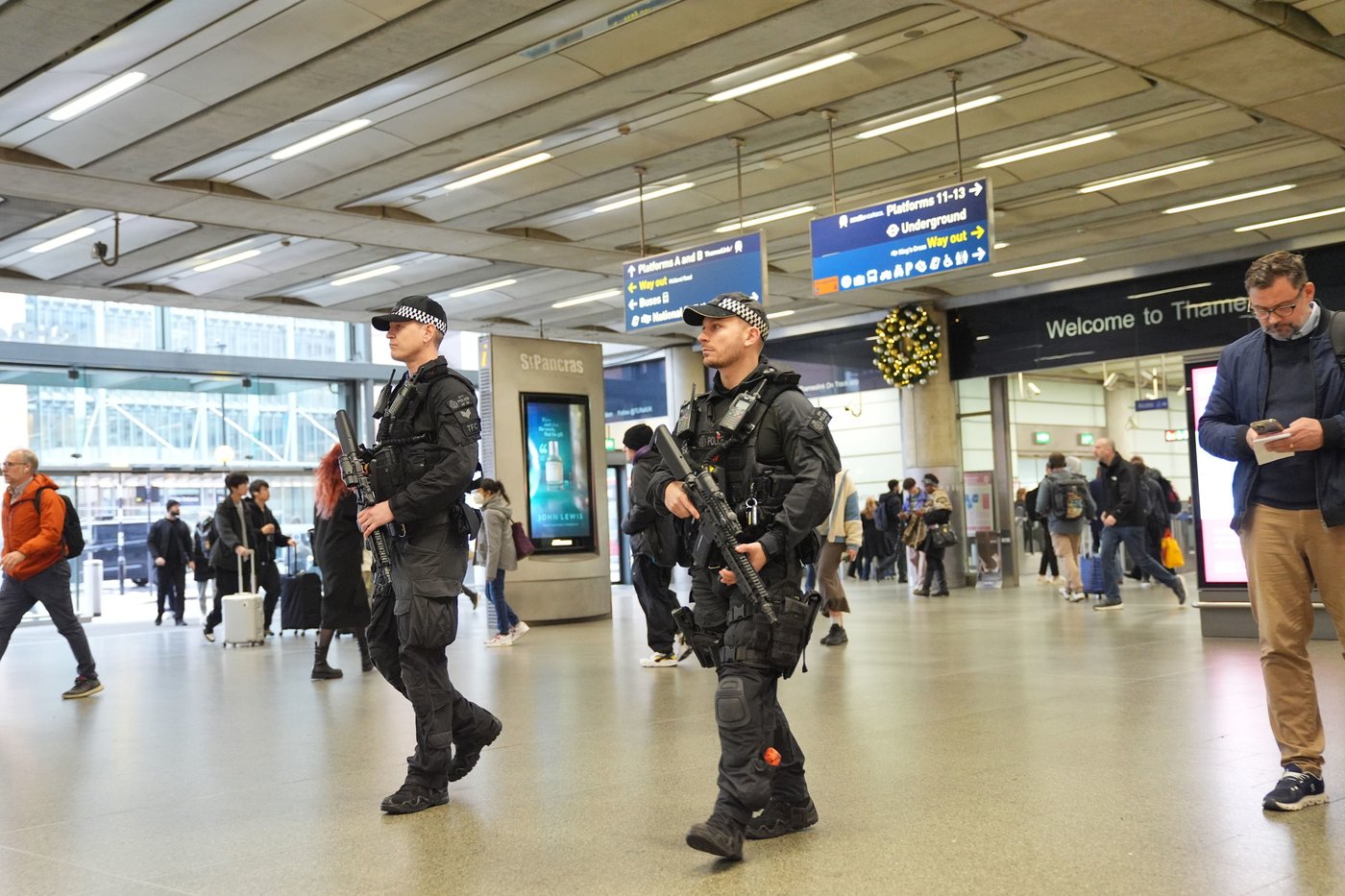 UK police charge man with attempted murder over train stabbing that wounded 11 people | iNFOnews.ca UK police charge man with attempted murder over train stabbing that wounded 11 people | iNFOnews.ca