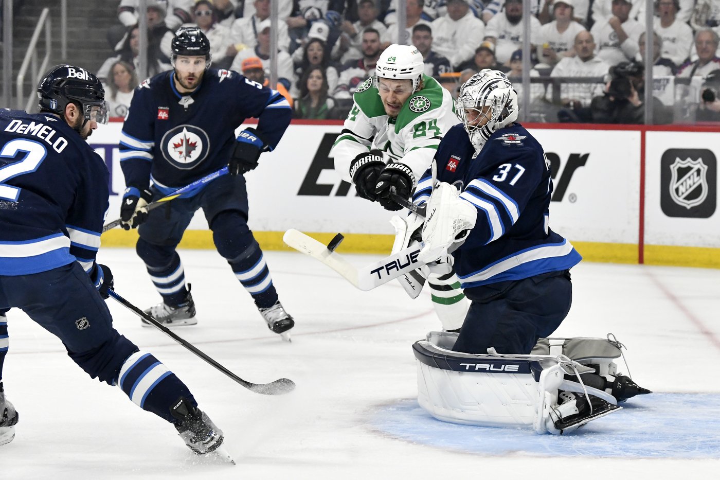 'Everybody stepping up': Jets stay alive with dominant 4-0 win over Stars in Game 5 | iNFOnews.ca