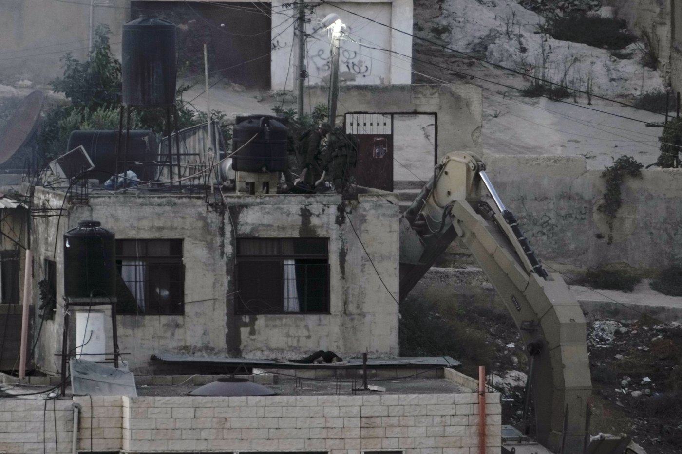 Israeli soldiers pushed three apparently lifeless bodies from roofs during a West Bank raid | iNFOnews.ca Israeli soldiers pushed three apparently lifeless bodies from roofs during a West Bank raid | iNFOnews.ca