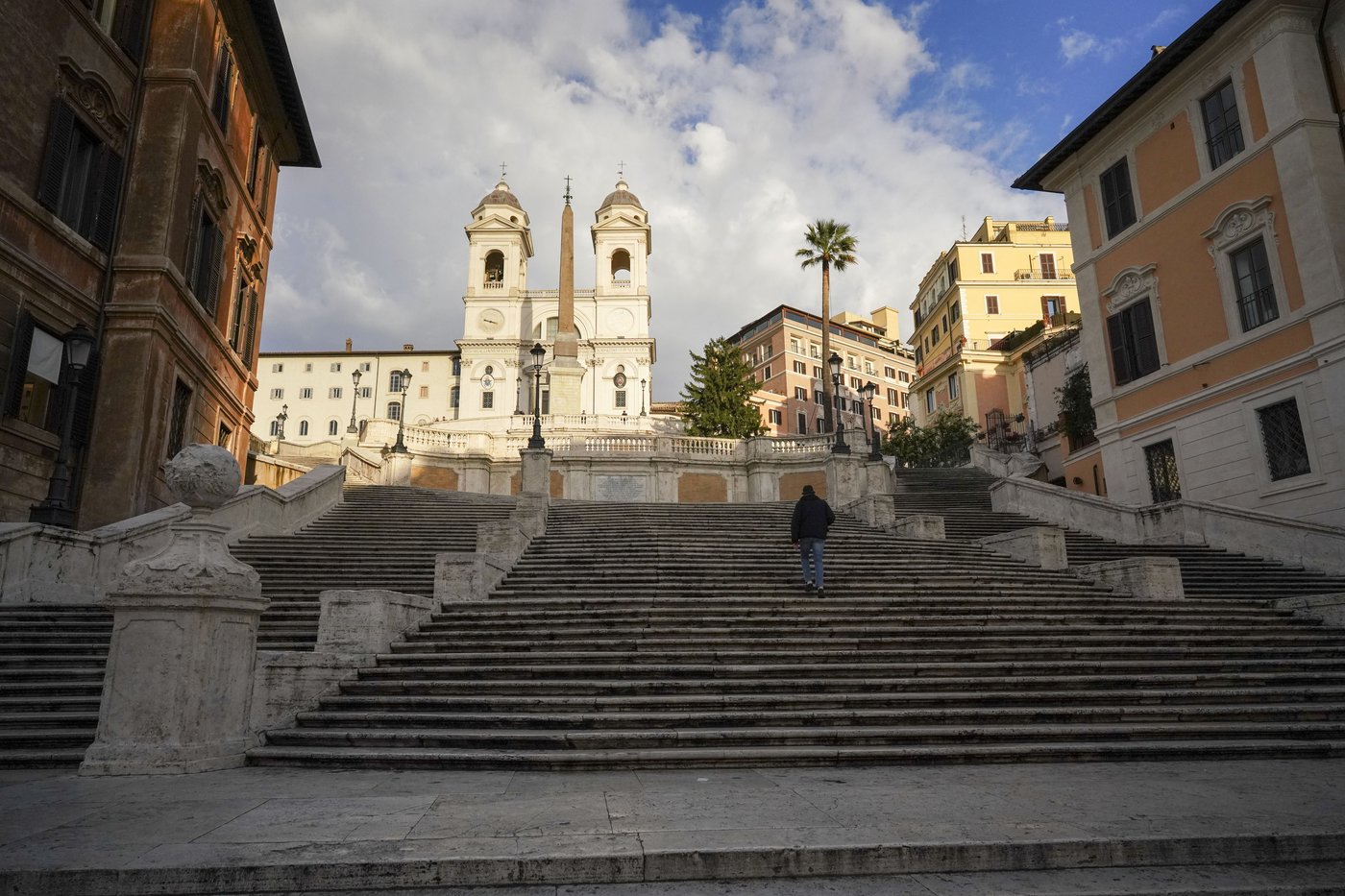 An 80-year-old drives a luxury Mercedes sedan down Rome's Spanish Steps and gets stuck | iNFOnews.ca