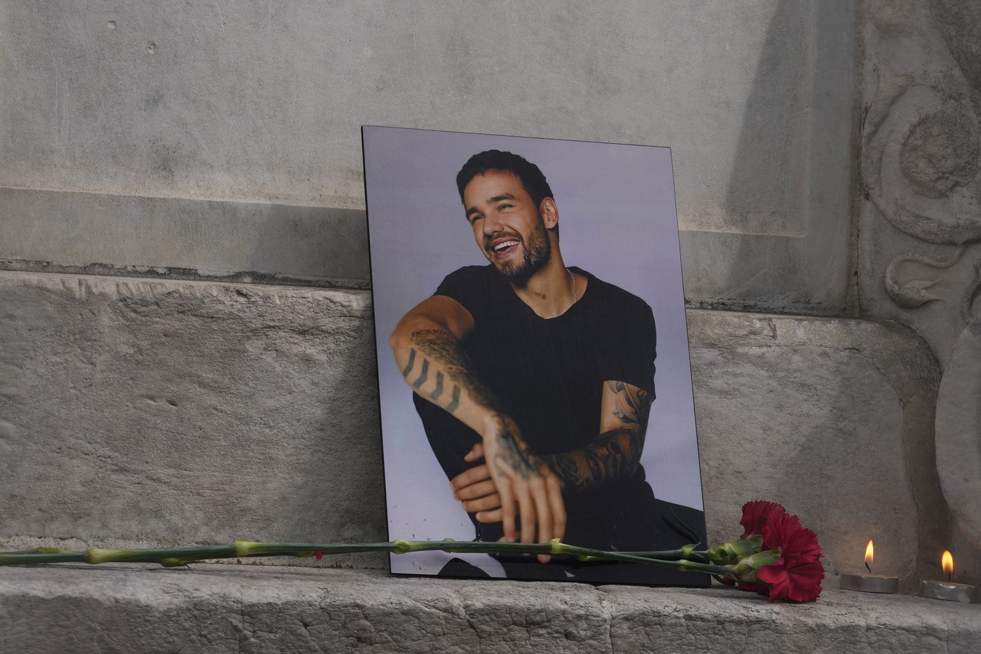 Directioners mourning singer Liam Payne leave tributes in London and other cities | iNFOnews.ca