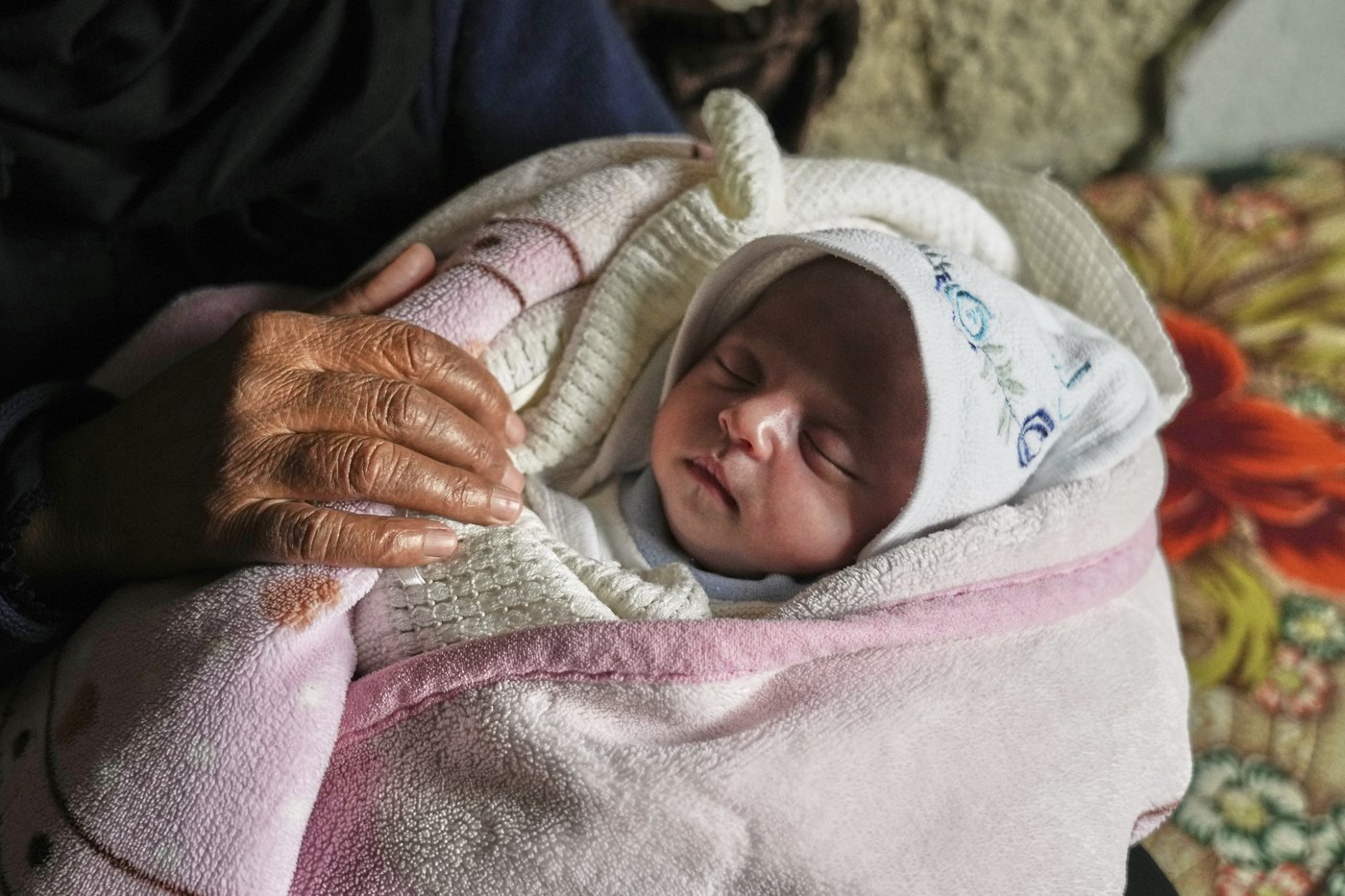 A month-old girl is pulled from the rubble in Gaza after an airstrike killed her parents | iNFOnews.ca A month-old girl is pulled from the rubble in Gaza after an airstrike killed her parents | iNFOnews.ca
