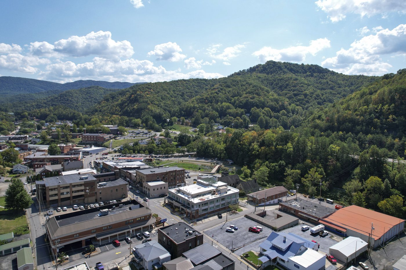 Tiny Kentucky town is rocked as their sheriff is jailed in the killing of a prominent judge | iNFOnews.ca