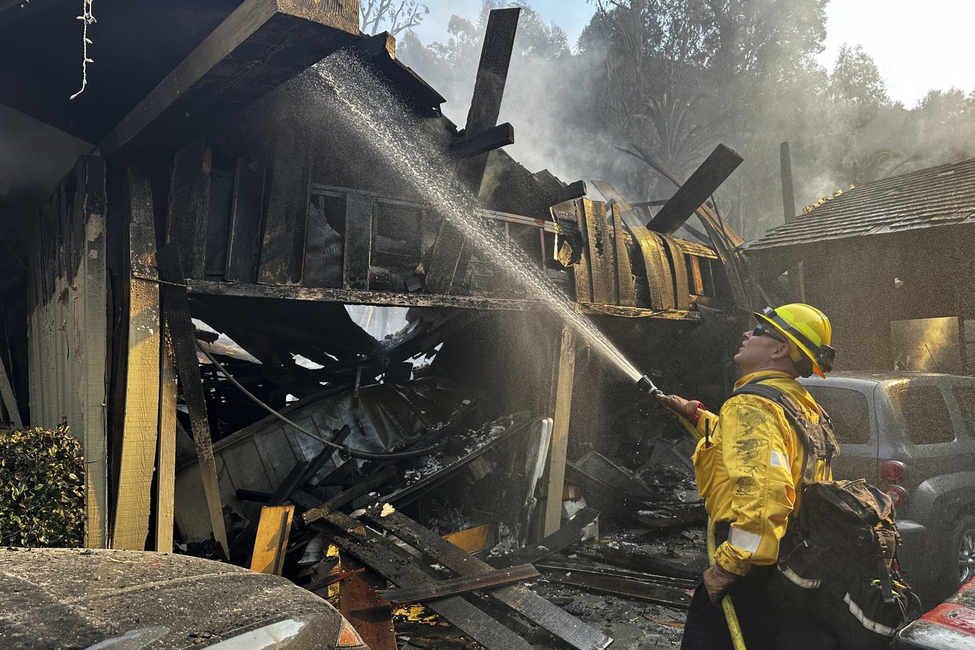 3,700 people return to Malibu homes as weather conditions improve and help firefighters battle blaze | iNFOnews.ca