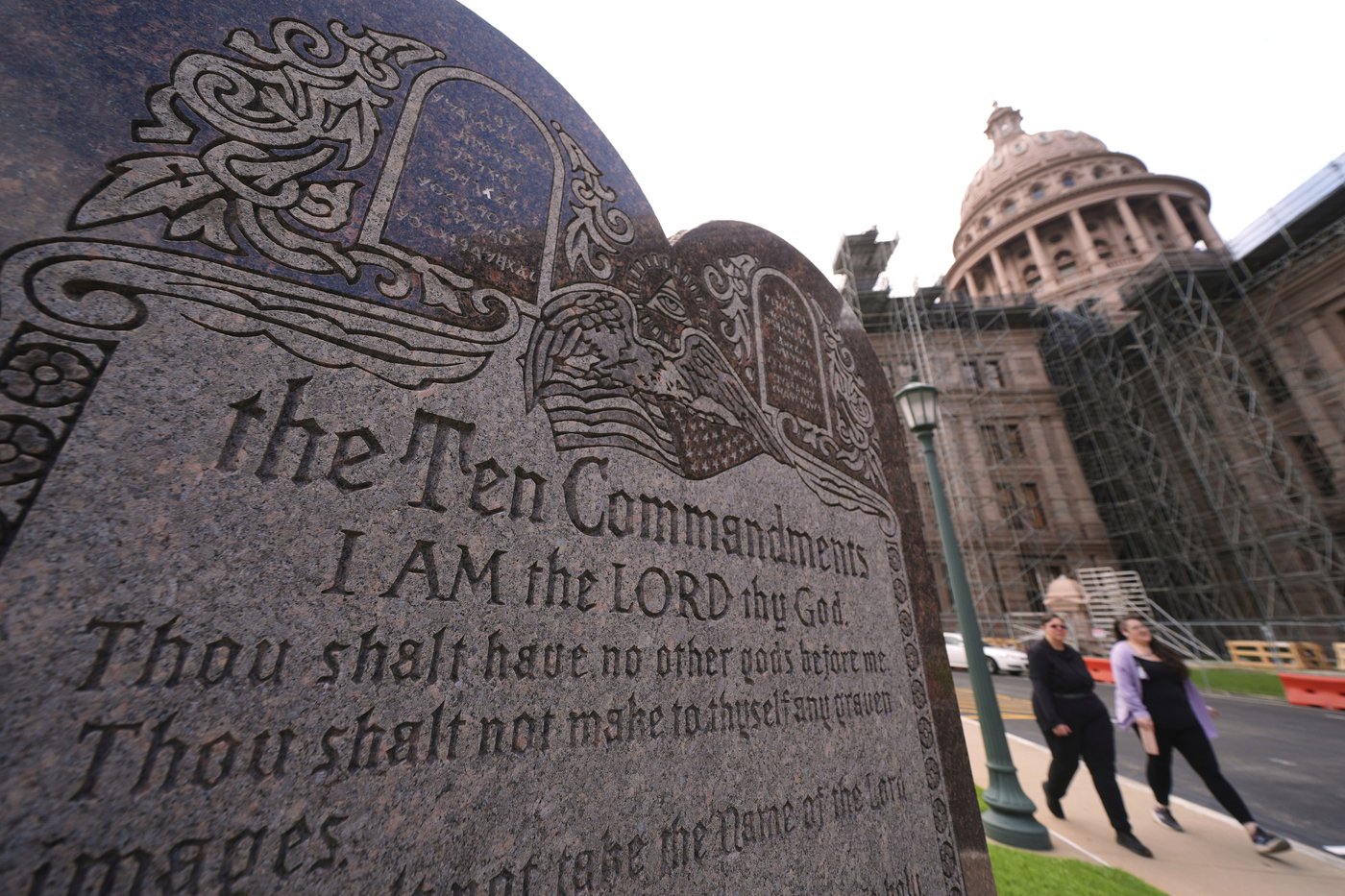Texas can't put the Ten Commandments in certain school districts' classrooms, judge says | iNFOnews.ca
