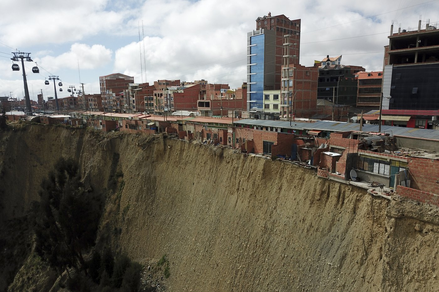 Shamans refuse to evacuate precarious cliff-top shacks in Bolivia despite government order | iNFOnews.ca Shamans refuse to evacuate precarious cliff-top shacks in Bolivia despite government order | iNFOnews.ca