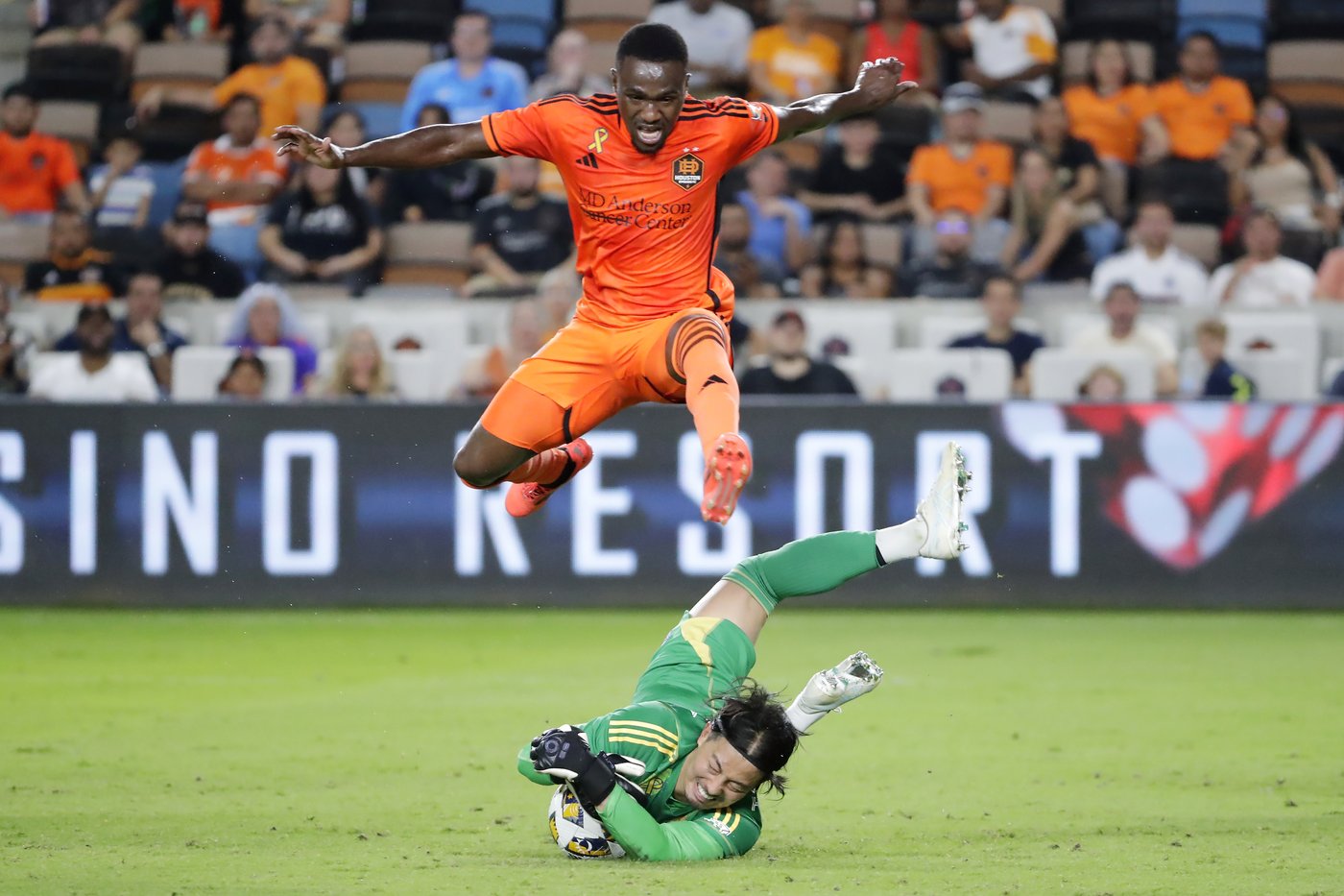 Brian White scores second-half goal, earns Whitecaps 1-1 draw with Dynamo | iNFOnews.ca