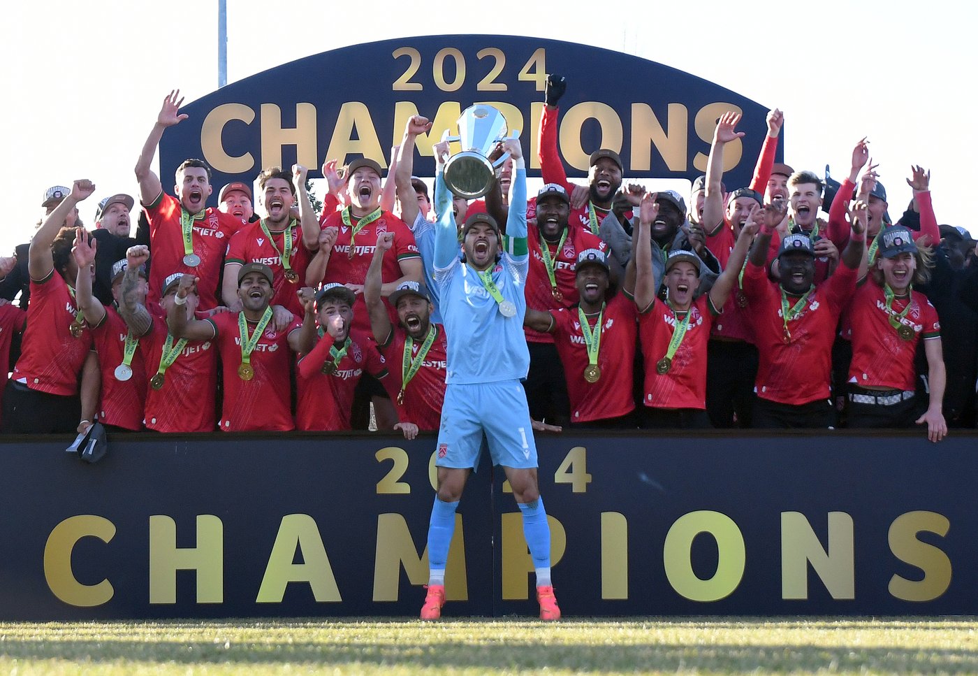 Wildfire prompts Cavalry FC to be put on evacuation alert at California training camp | iNFOnews.ca