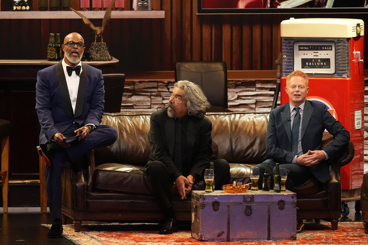 Emmy Moments: Hosts gently mock 'The Bear,' while TV moms, 'Happy Days' and 'West Wing' celebrated | iNFOnews.ca Emmy Moments: Hosts gently mock 'The Bear,' while TV moms, 'Happy Days' and 'West Wing' celebrated | iNFOnews.ca