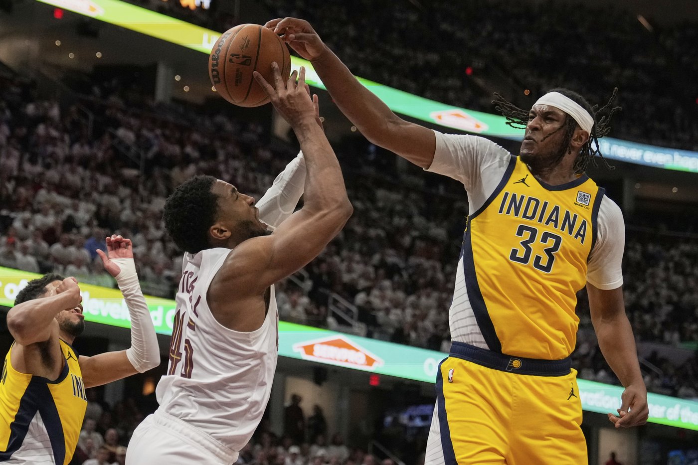 Haliburton's 3-pointer with 1.1 seconds left gives Pacers a win over Cavs and 2-0 series lead | iNFOnews.ca
