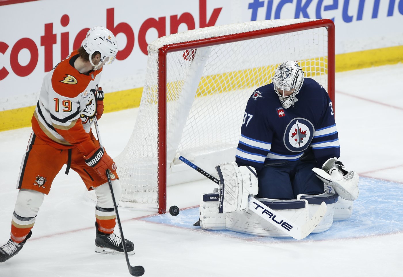 Jets' Hellebuyck, Blues' Binnington set for sequel of goalie duel in playoffs | iNFOnews.ca
