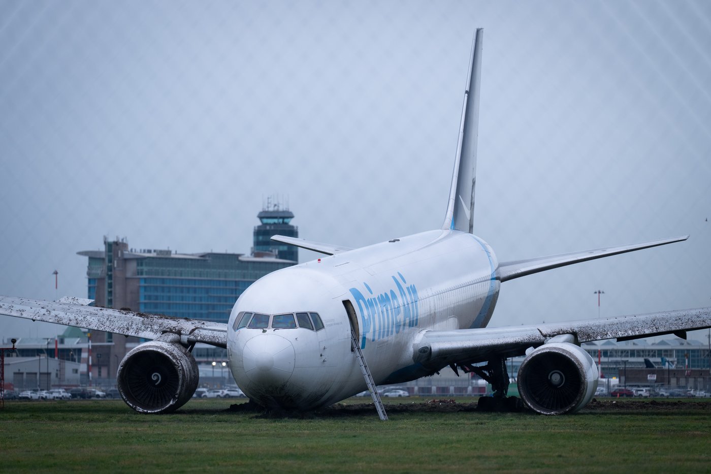 Cargo jet reported 'flight control problem' before sliding off Vancouver runway | iNFOnews.ca
