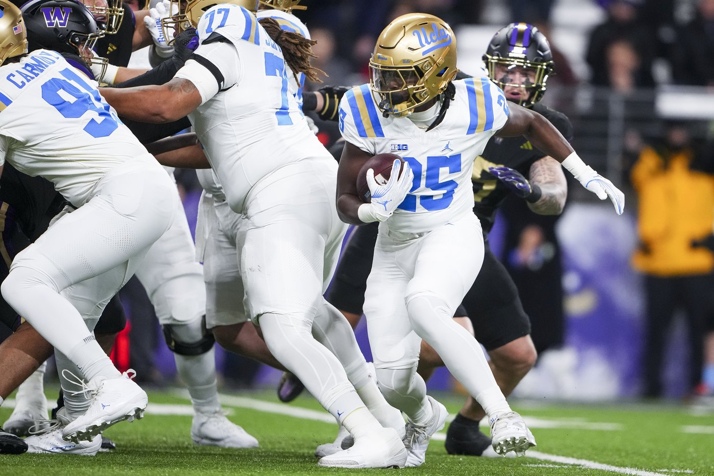 Desmond Williams Jr., Jonah Coleman lead Washington past UCLA 31-19 for bowl eligibility | iNFOnews.ca