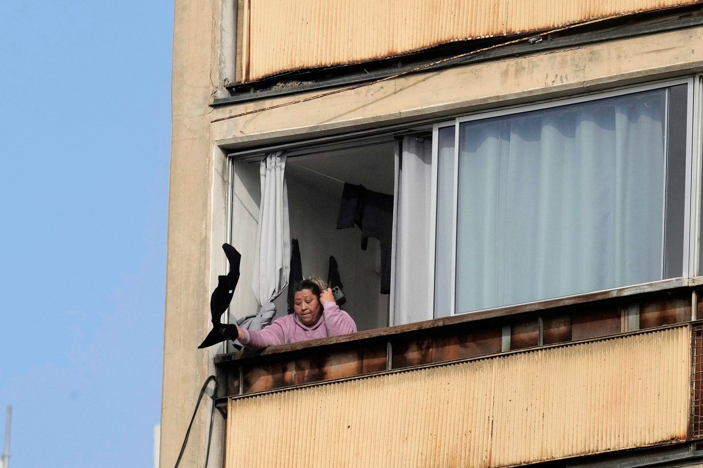 Firefighters rescue dozens from burning high rise in Santiago | iNFOnews.ca