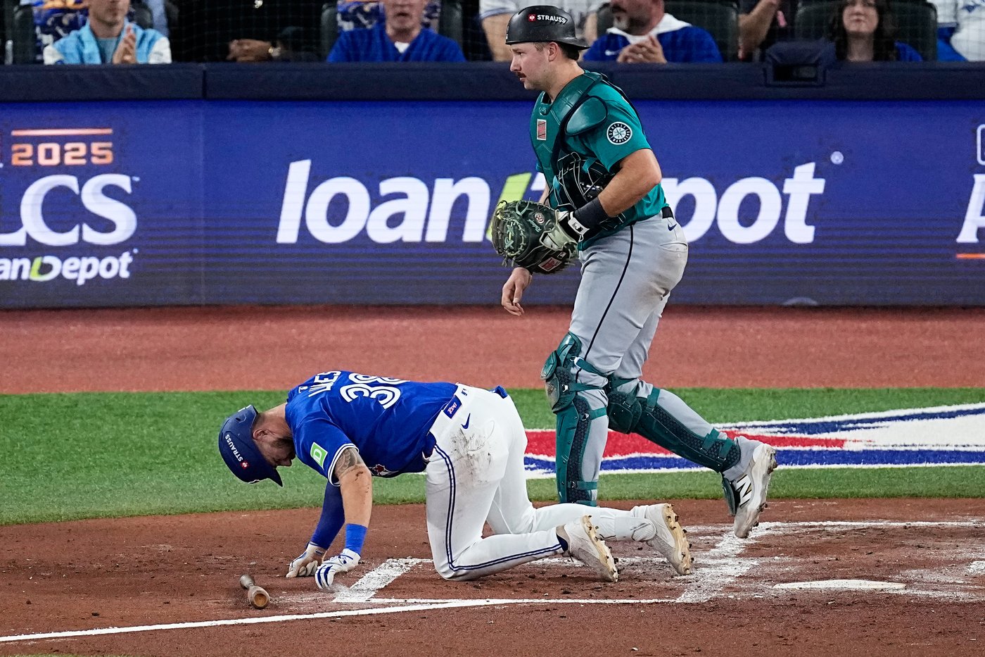 Blue Jays right-fielder Nathan Lukes leaves ALCS Game 1 after taking pitch off knee | iNFOnews.ca
