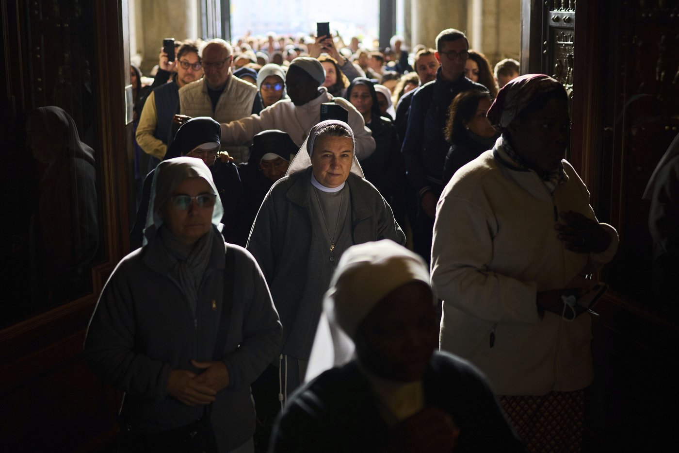 Tens of thousands file into St. Peter's Basilica to pay final respects to Pope Francis | iNFOnews.ca Tens of thousands file into St. Peter's Basilica to pay final respects to Pope Francis | iNFOnews.ca