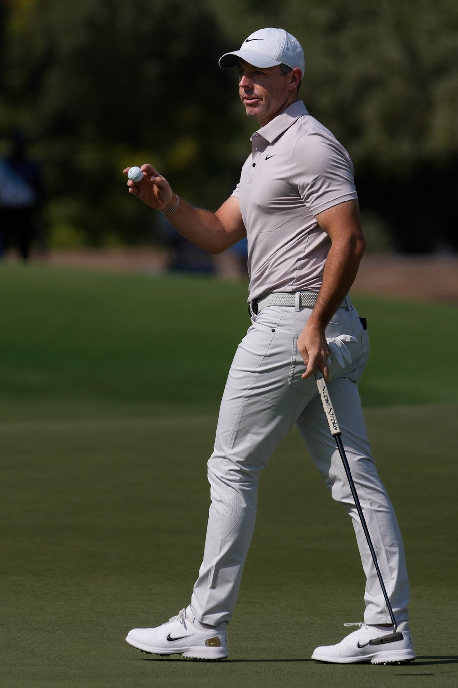 Rory McIlroy shares lead in Dubai and closes in on a 4th straight European title | iNFOnews.ca
