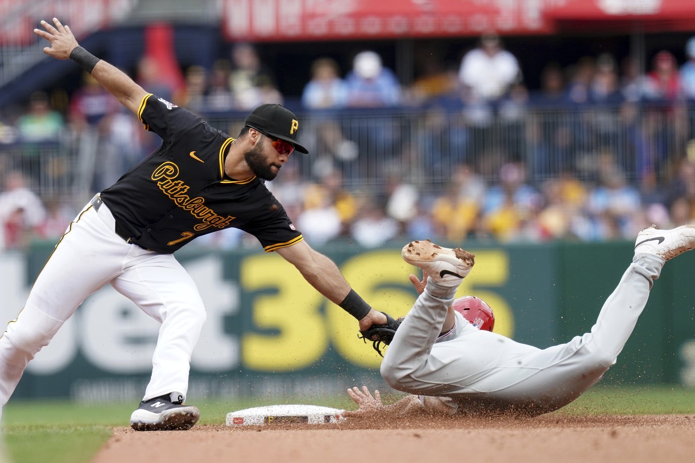 Skenes dominant into 8th, McCutchen hits go-ahead single as Pirates win 2-1 to sweep Phillies | iNFOnews.ca Skenes dominant into 8th, McCutchen hits go-ahead single as Pirates win 2-1 to sweep Phillies | iNFOnews.ca