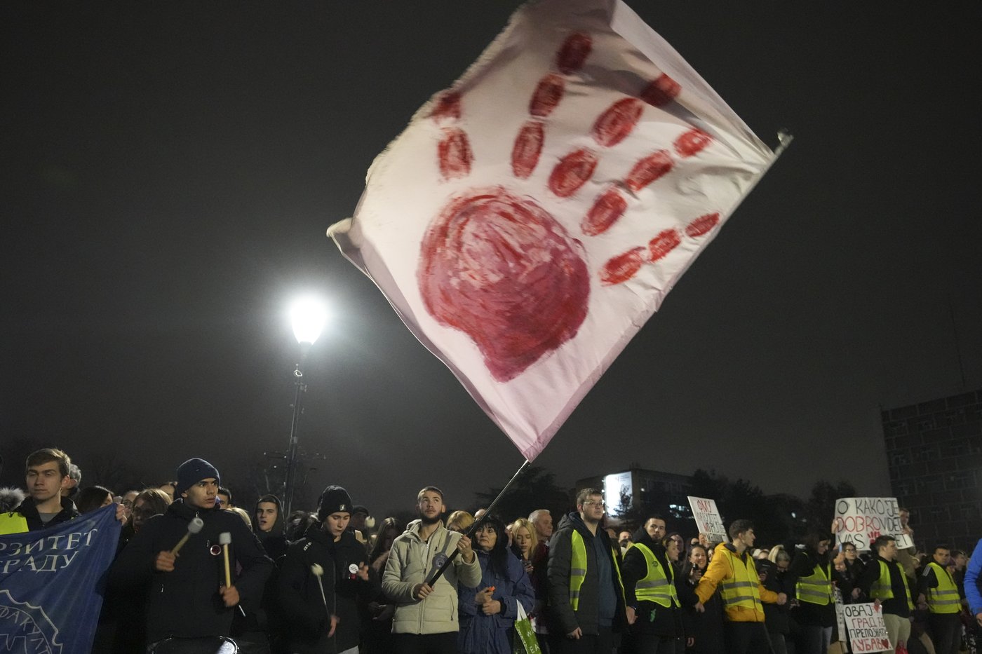 Serbia's protesting students and supporters of the president hold parallel rallies as tensions spike | iNFOnews.ca Serbia's protesting students and supporters of the president hold parallel rallies as tensions spike | iNFOnews.ca