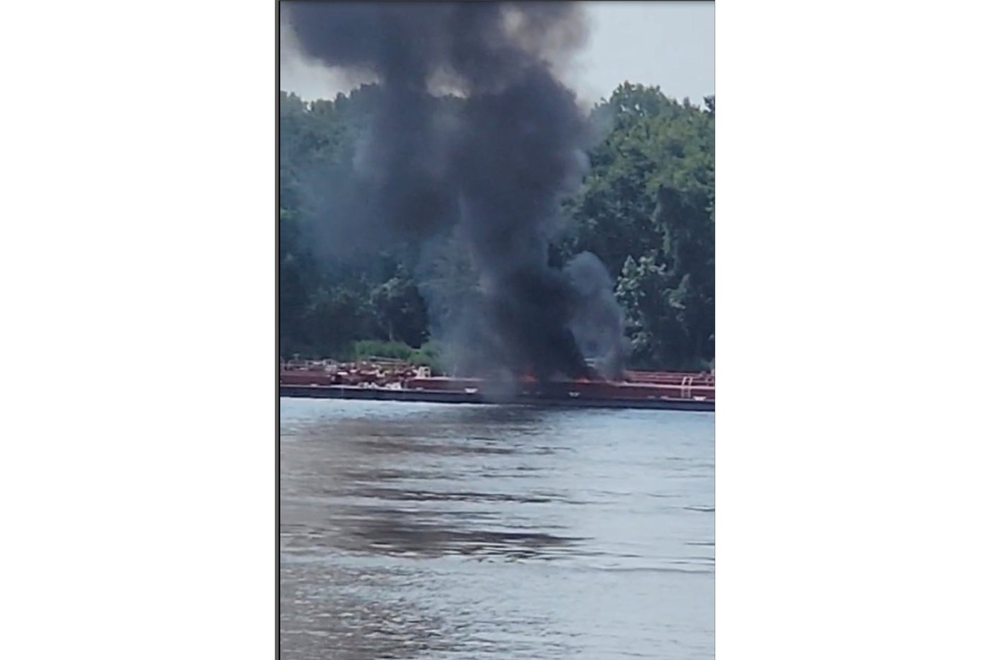 Two die when helicopter strikes powerlines and crashes into a barge on the Mississippi River | iNFOnews.ca