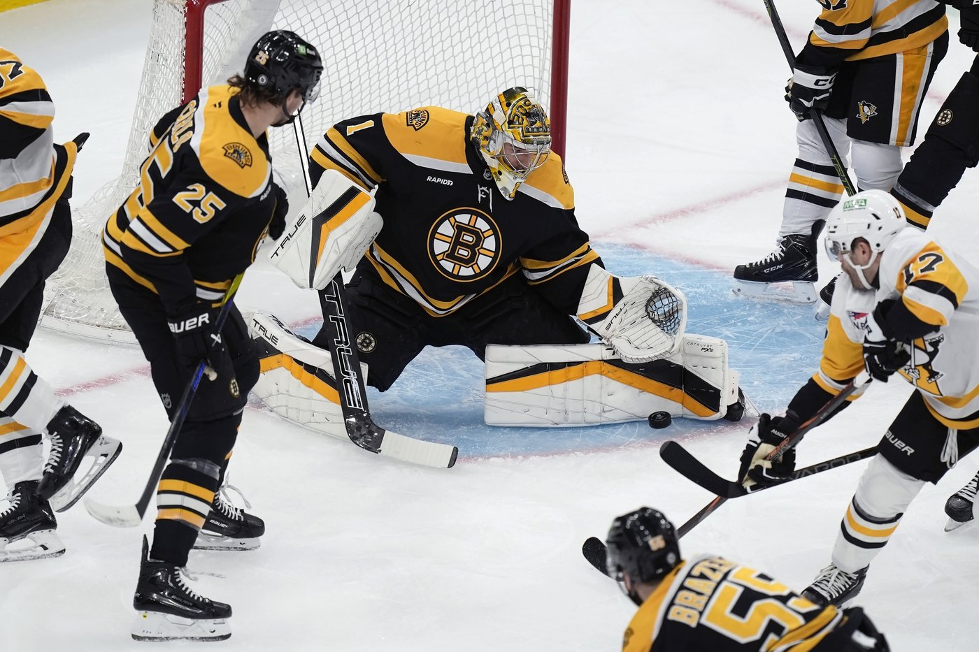 Tomasino scores 3rd period goal to give Penguins 2-1 win over Bruins | iNFOnews.ca