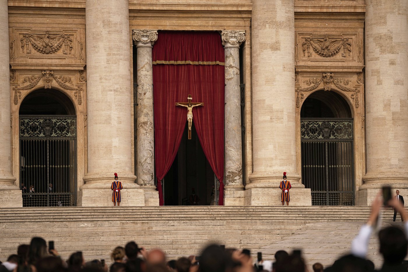 Catholic faithful pay their final respects to Pope Francis as public viewing begins | iNFOnews.ca Catholic faithful pay their final respects to Pope Francis as public viewing begins | iNFOnews.ca
