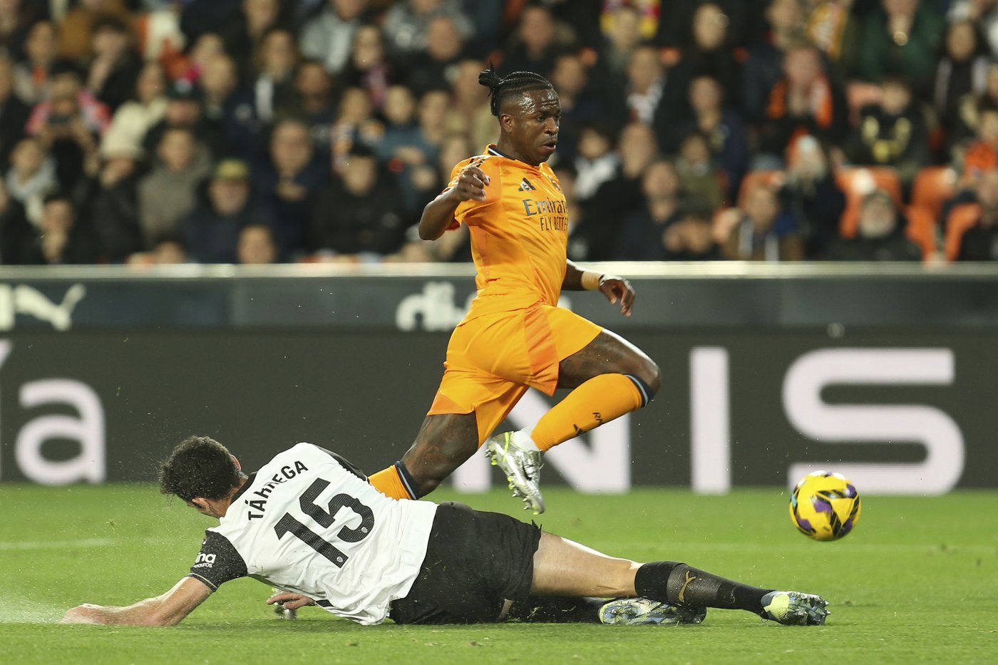 Bellingham's late goal gives 10-man Real Madrid comeback win at Valencia | iNFOnews.ca Bellingham's late goal gives 10-man Real Madrid comeback win at Valencia | iNFOnews.ca
