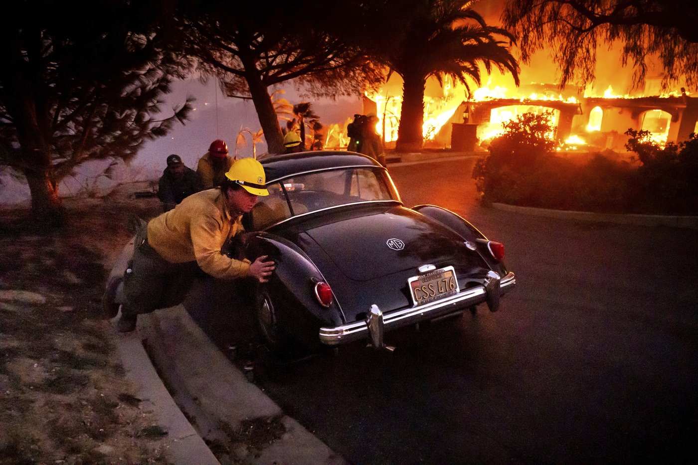 Southern California wildfire destroys 132 structures as officials look for fierce winds to subside | iNFOnews.ca Southern California wildfire destroys 132 structures as officials look for fierce winds to subside | iNFOnews.ca