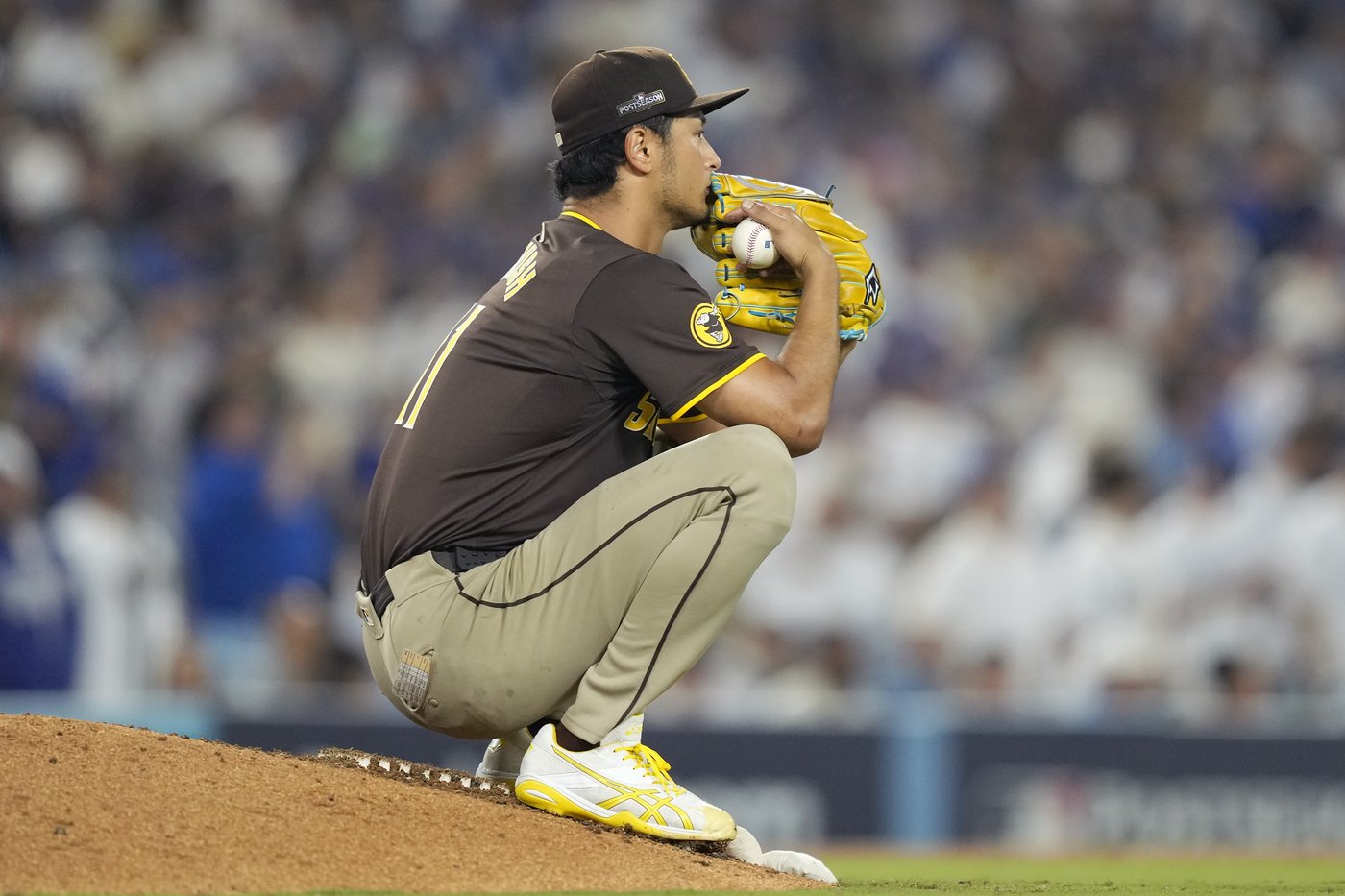 Dodger Stadium fans toss balls and trash on field, interrupt Padres' 10-2 win that evens NLDS | iNFOnews.ca