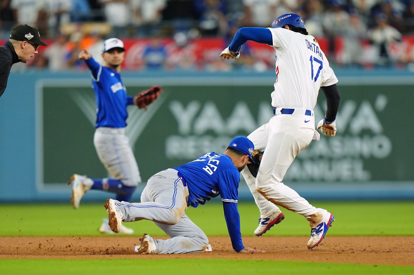 Photo Gallery: Dodgers outlast Jays 6-5 in 18-inning marathon World Series Game 3 | iNFOnews.ca