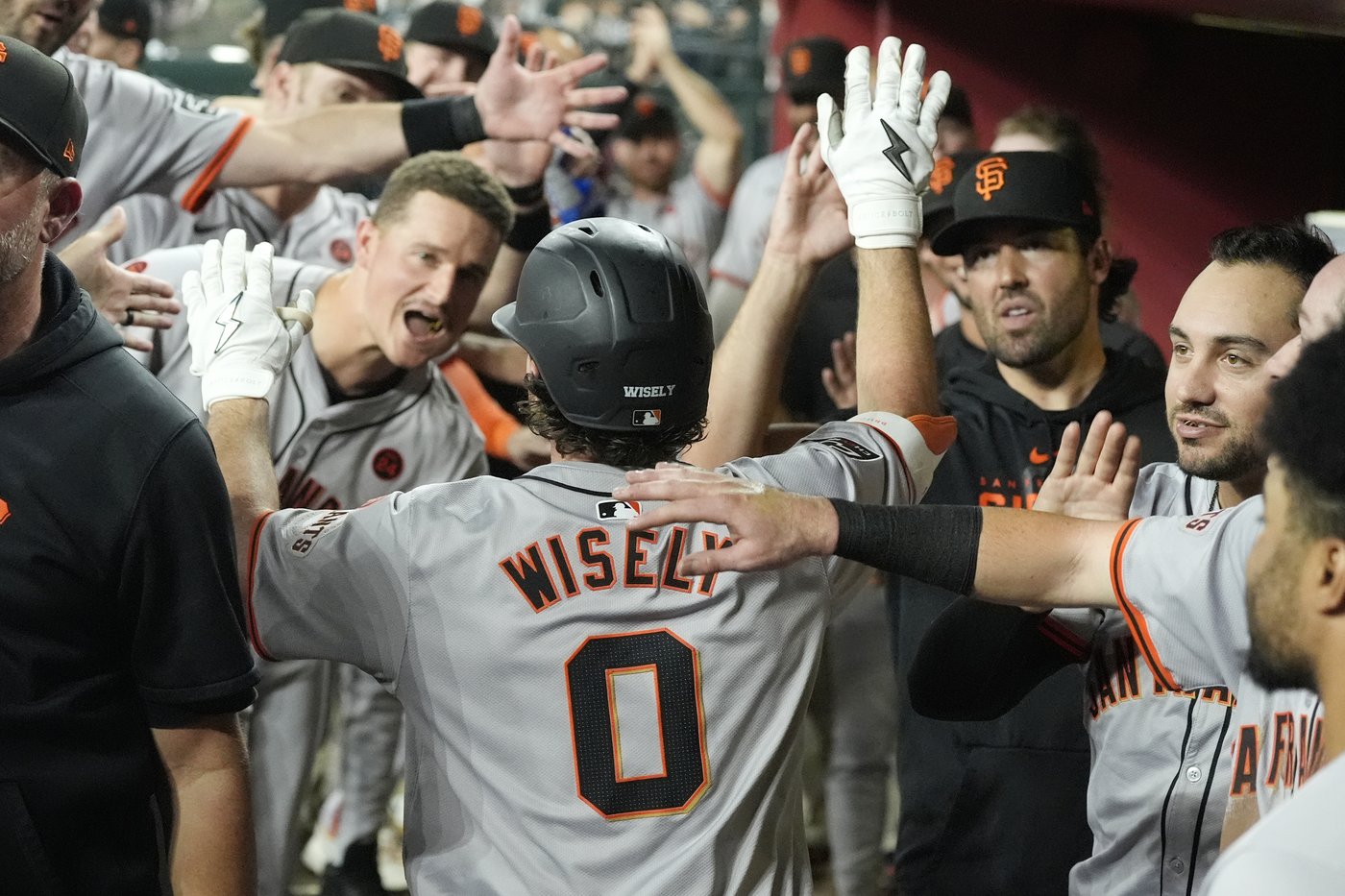 Giants hit 5 homers, continue run against playoff contenders with 11-0 win over Diamondbacks | iNFOnews.ca