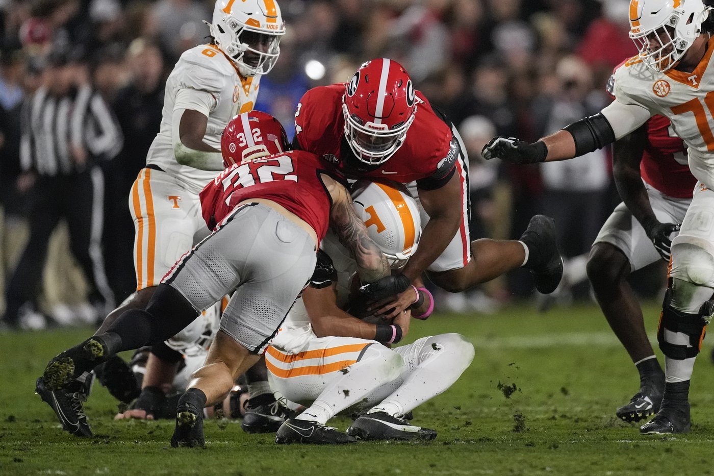 Beck throws for 2 TDs, runs for another to lead No. 11 Georgia past No. 6 Tennessee 31-17 | iNFOnews.ca