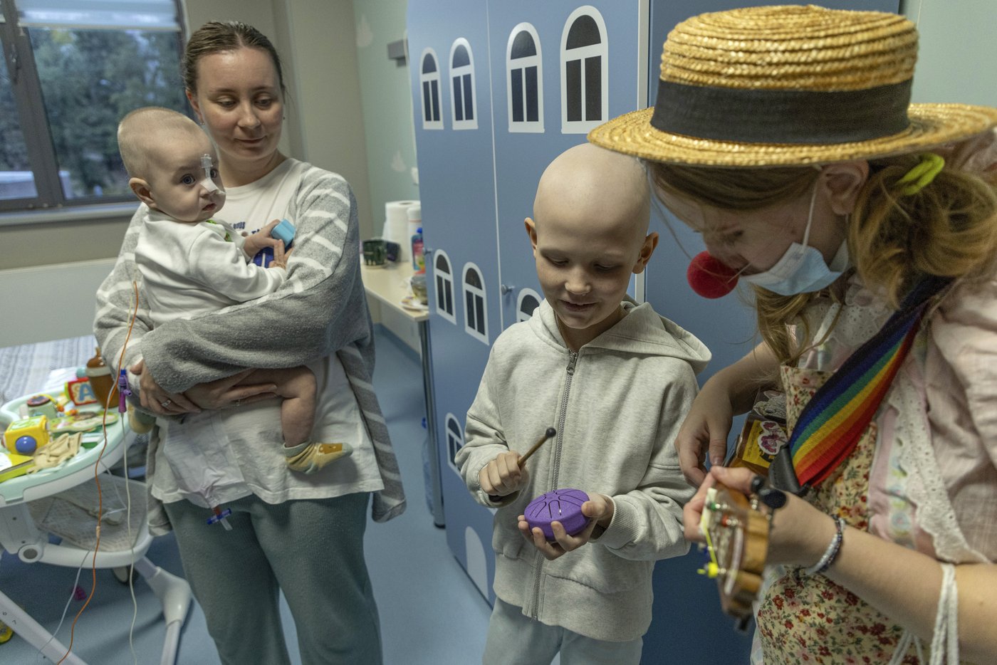 Hospital clowns bring joy to young Ukrainian cancer patients who survived Russian missile attack | iNFOnews.ca Hospital clowns bring joy to young Ukrainian cancer patients who survived Russian missile attack | iNFOnews.ca