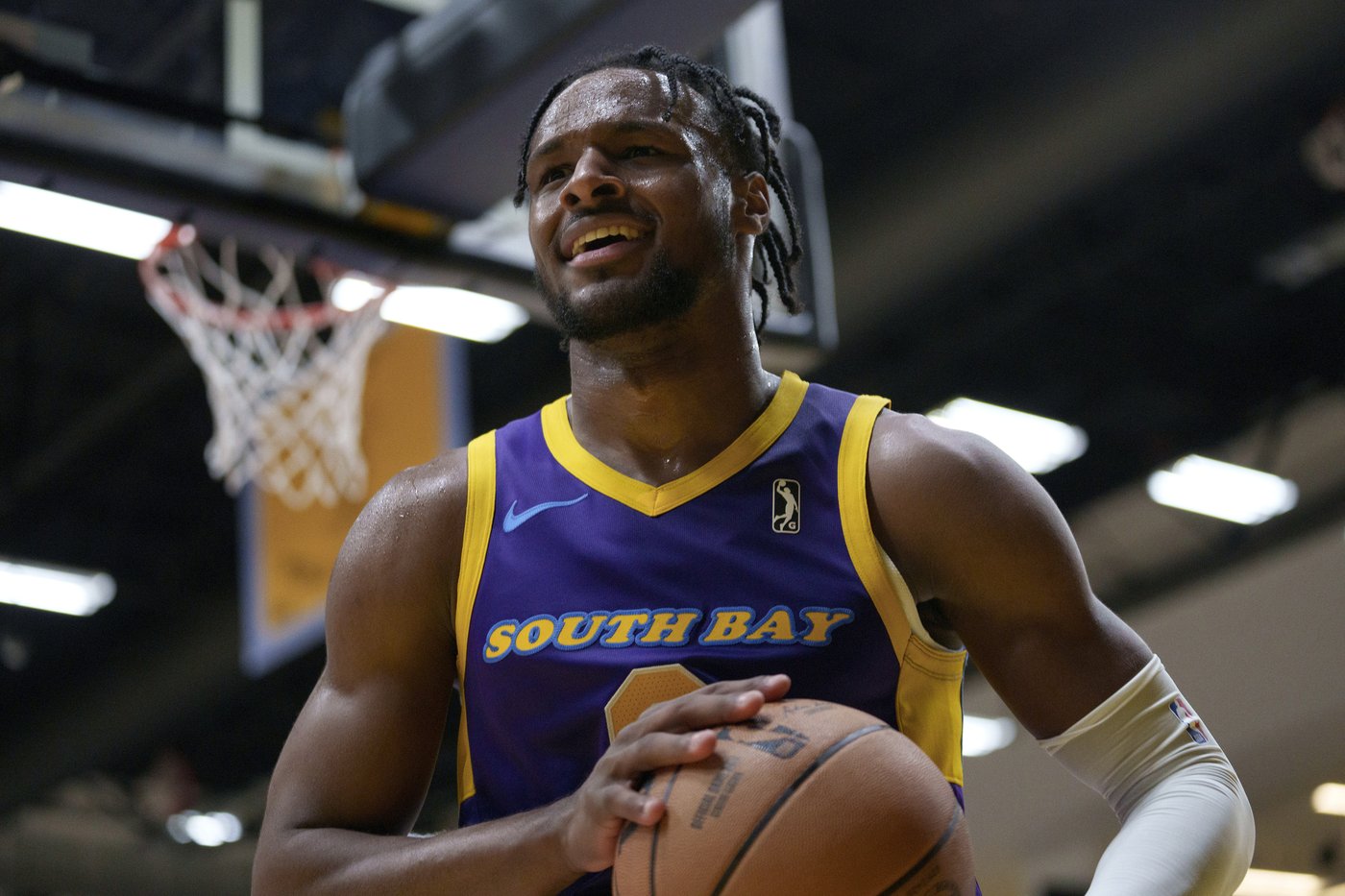 Bronny James scores 6 points in first G-League game as LeBron, Lakers teammates watch courtside | iNFOnews.ca