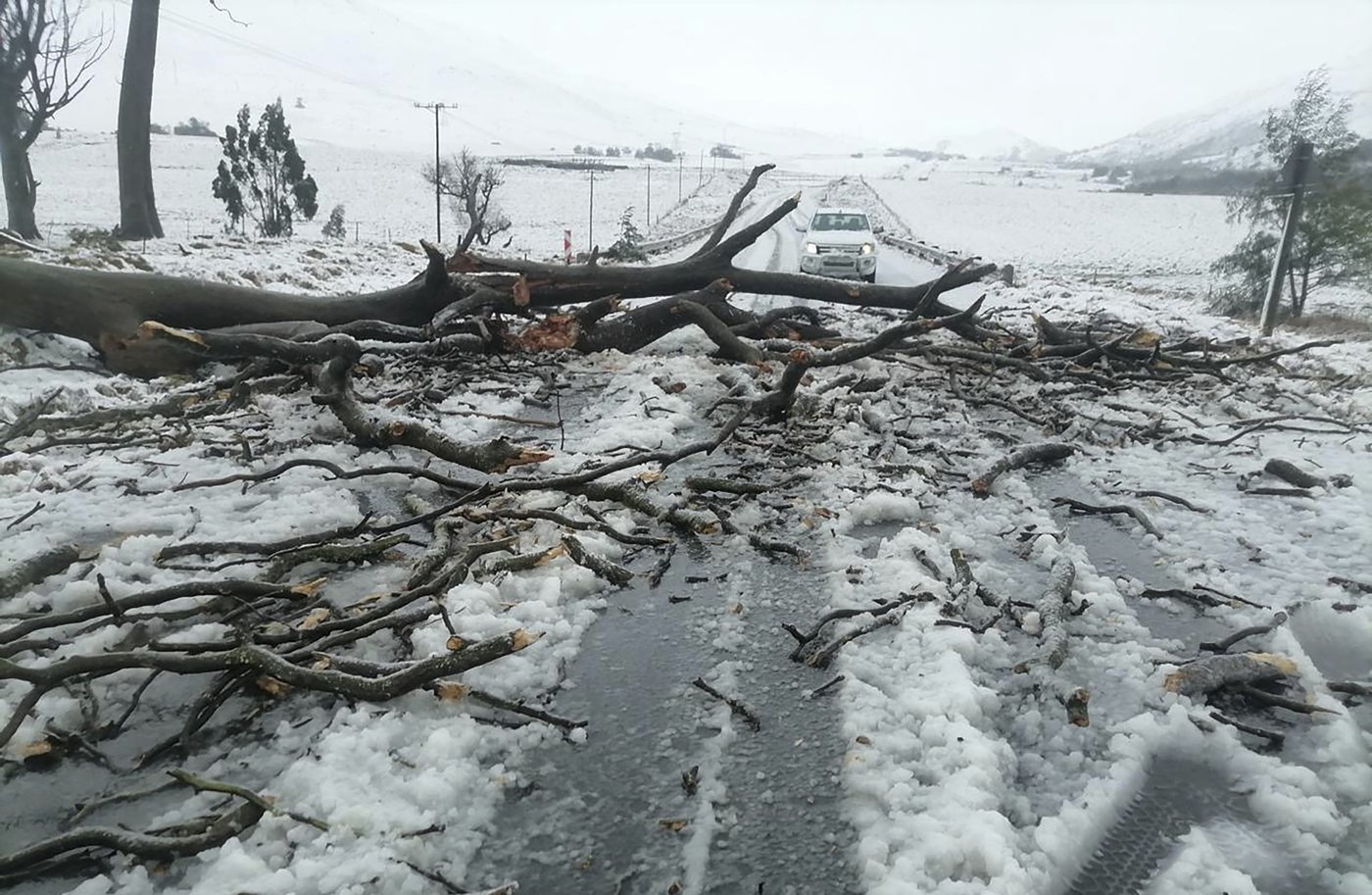 At least 7 people have died and schoolchildren were swept away as floods and snow hit South Africa | iNFOnews.ca At least 7 people have died and schoolchildren were swept away as floods and snow hit South Africa | iNFOnews.ca