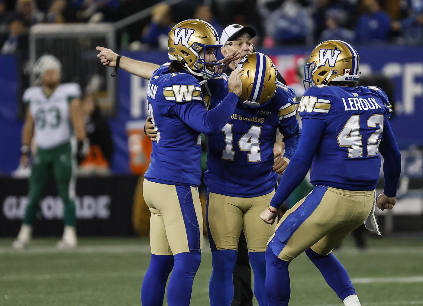Bombers win ugly to keep playoff hopes alive | iNFOnews.ca