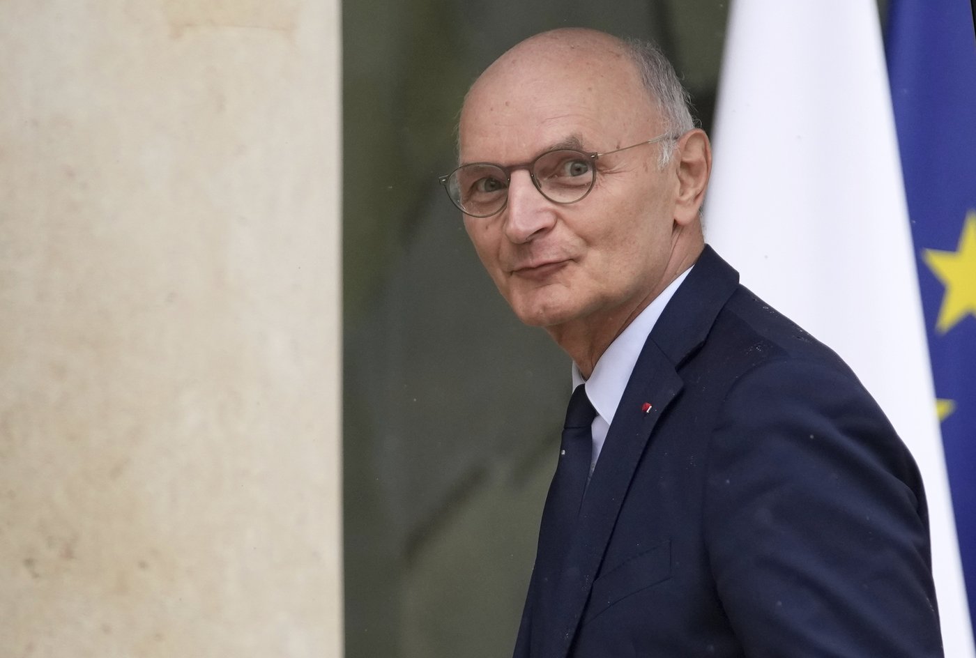 France's new government meets for the first time to discuss budget and migrant issues | iNFOnews.ca