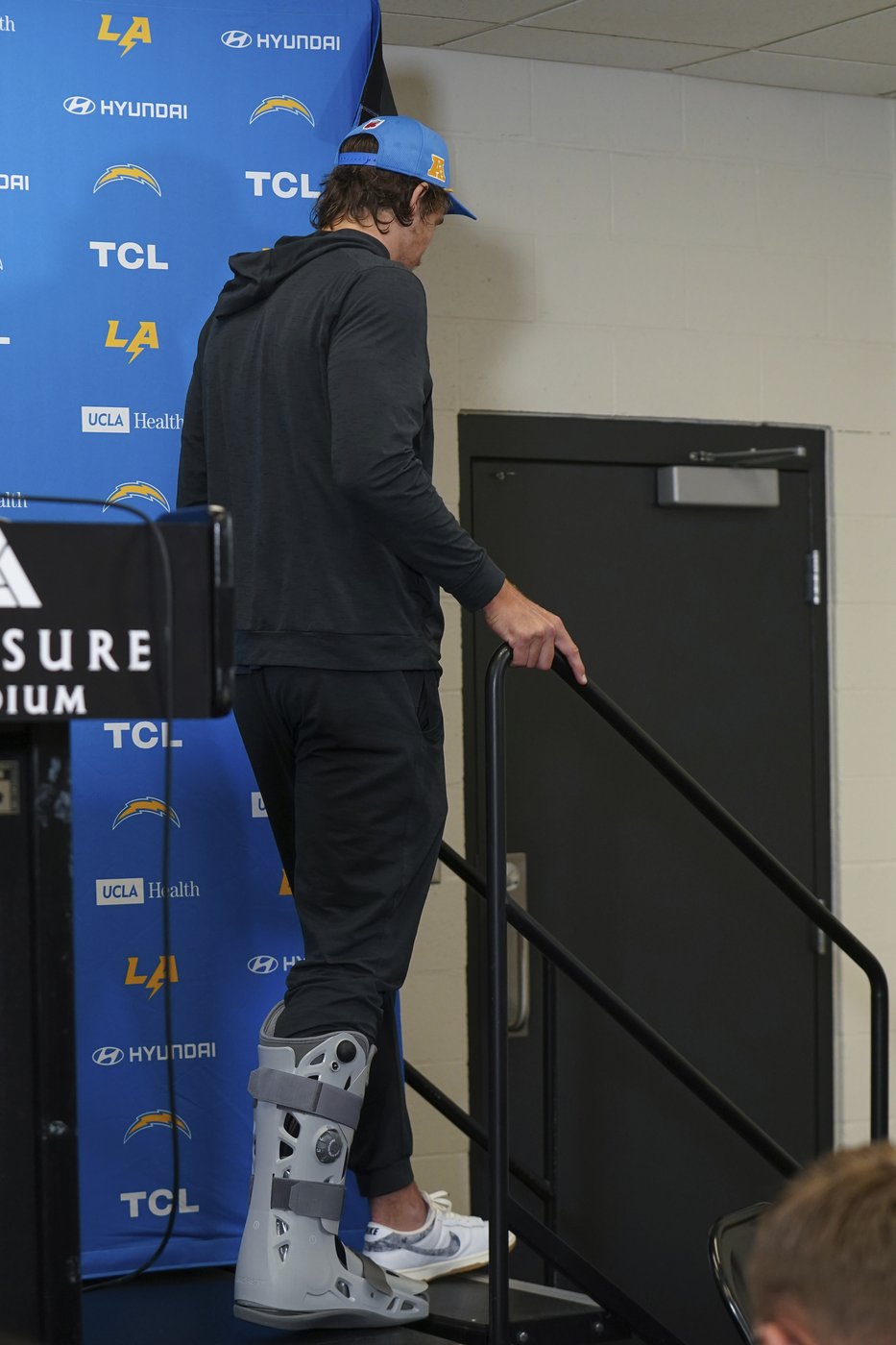 Chargers QB Justin Herbert's bid to play on a balky right ankle ends with an early exit | iNFOnews.ca