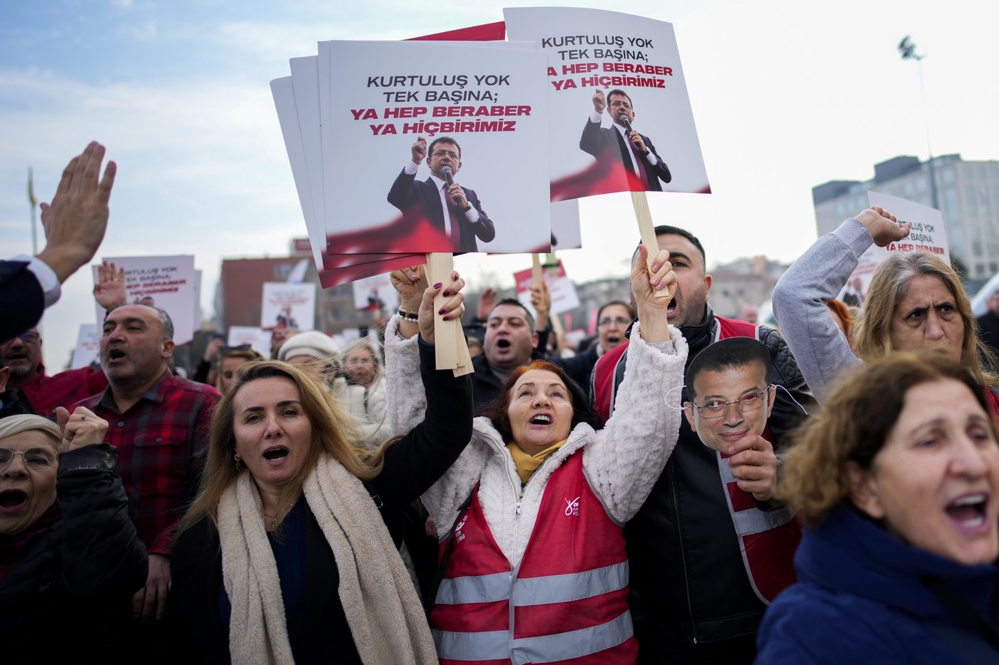 Turkey detains 10 officials, widening a crackdown on Istanbul's opposition-held districts | iNFOnews.ca