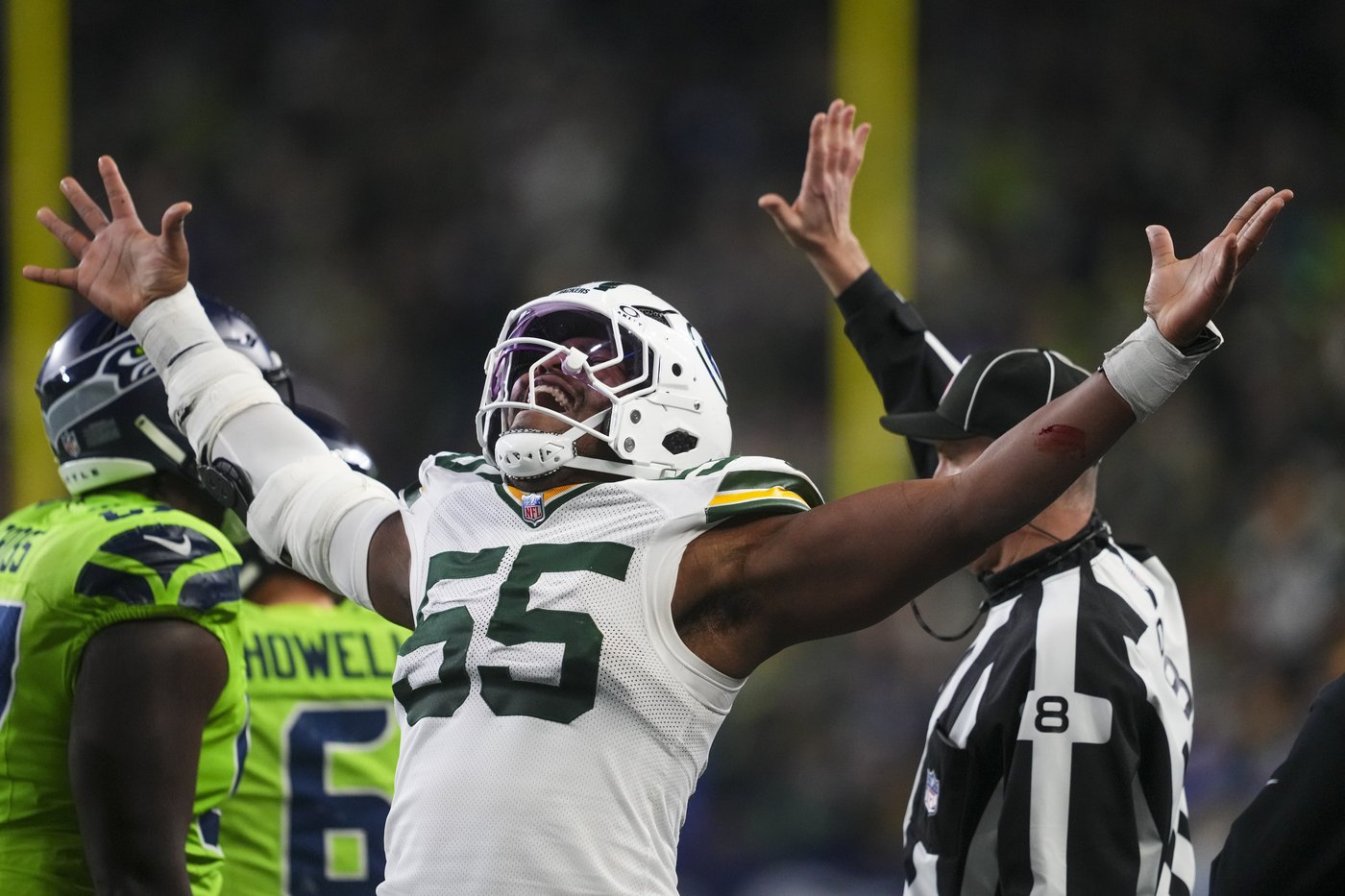 Jordan Love throws for 2 TDs and Packers beat Seahawks 30-13 as Seattle QB Geno Smith injures knee | iNFOnews.ca