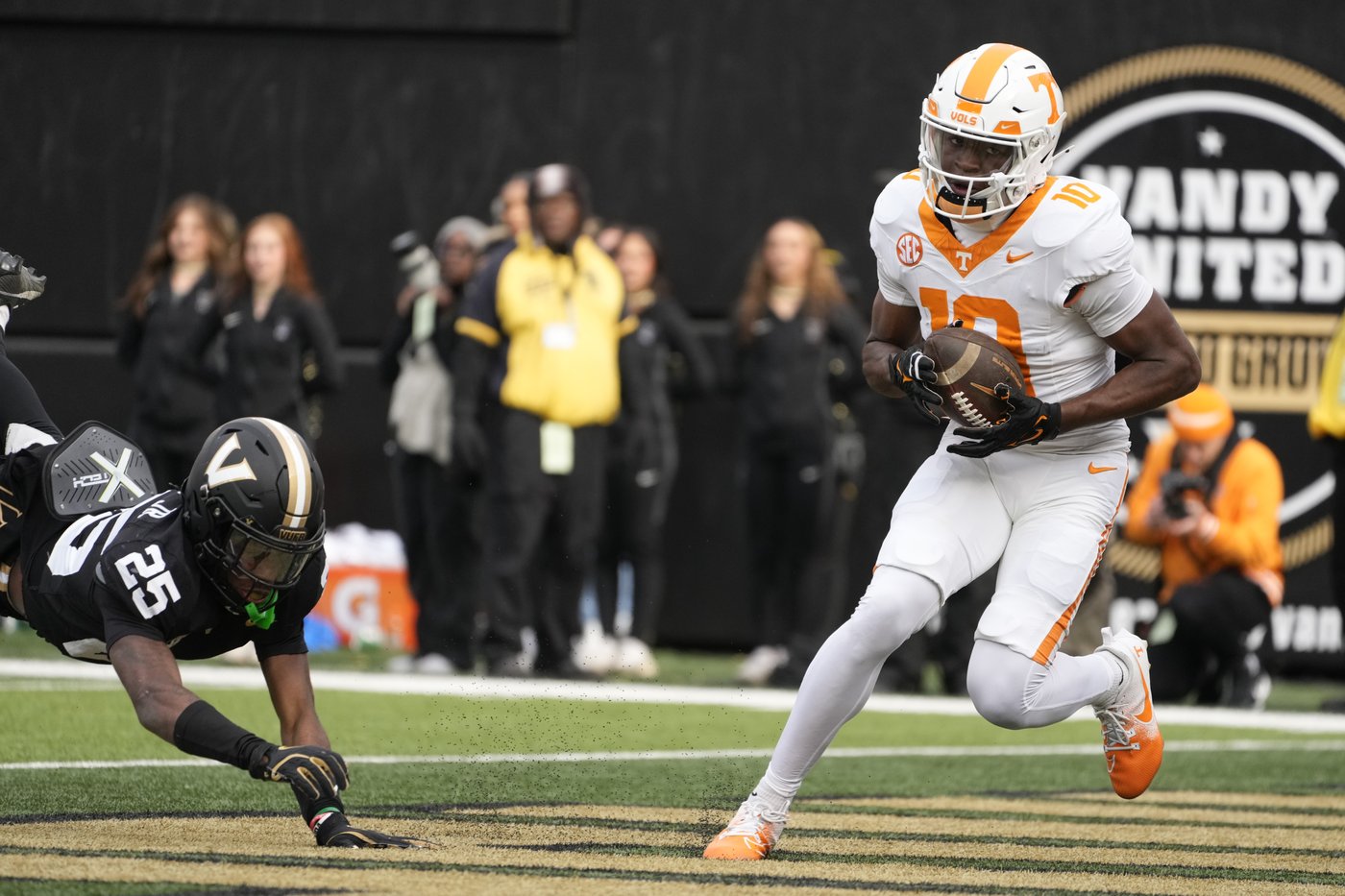 Brr! Winter adds an old-school challenge to the CFP. Visiting teams insist it's 'snow' problem | iNFOnews.ca