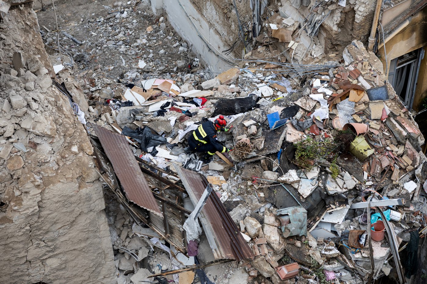 Bodies of 6 people, including 4 Americans, recovered from collapsed building in Athens | iNhome Bodies of 6 people, including 4 Americans, recovered from collapsed building in Athens | iNhome