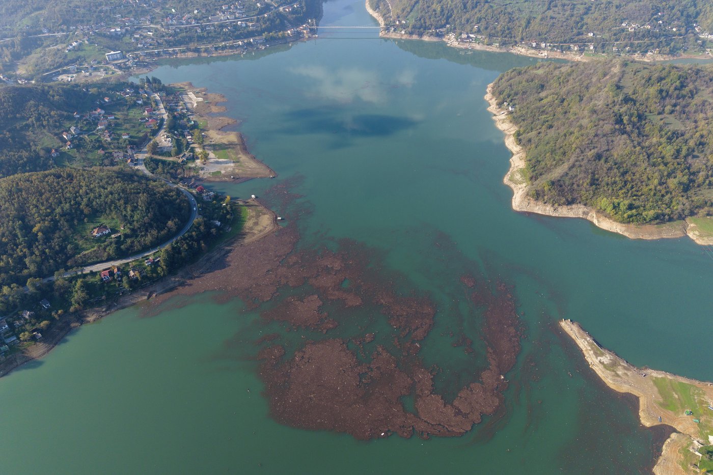 Residents and activists in central Bosnia clean up a lake after massive floods | iNFOnews.ca Residents and activists in central Bosnia clean up a lake after massive floods | iNFOnews.ca