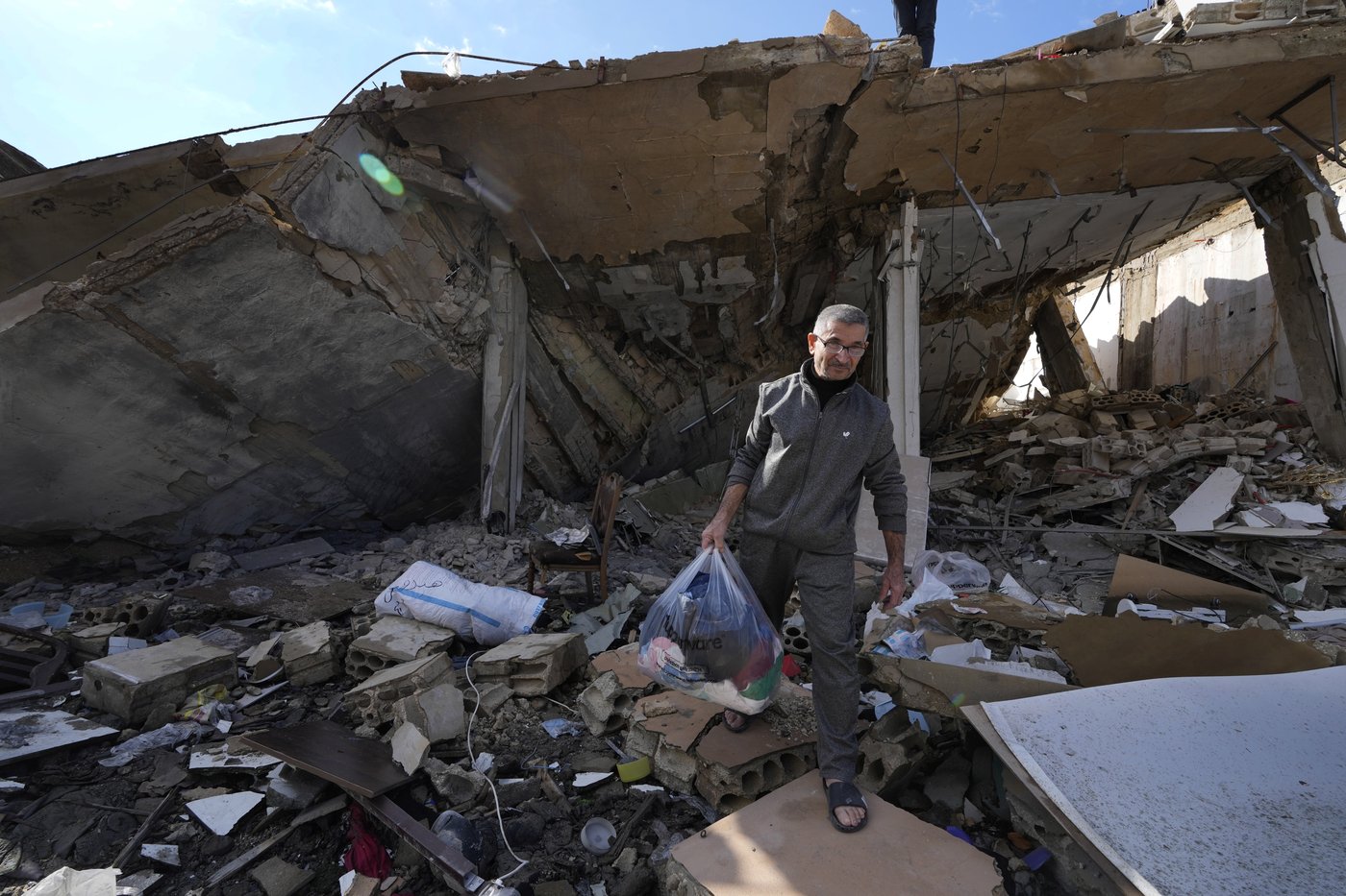 Displaced families in Lebanon who return home are faced with piles of rubble | iNFOnews.ca