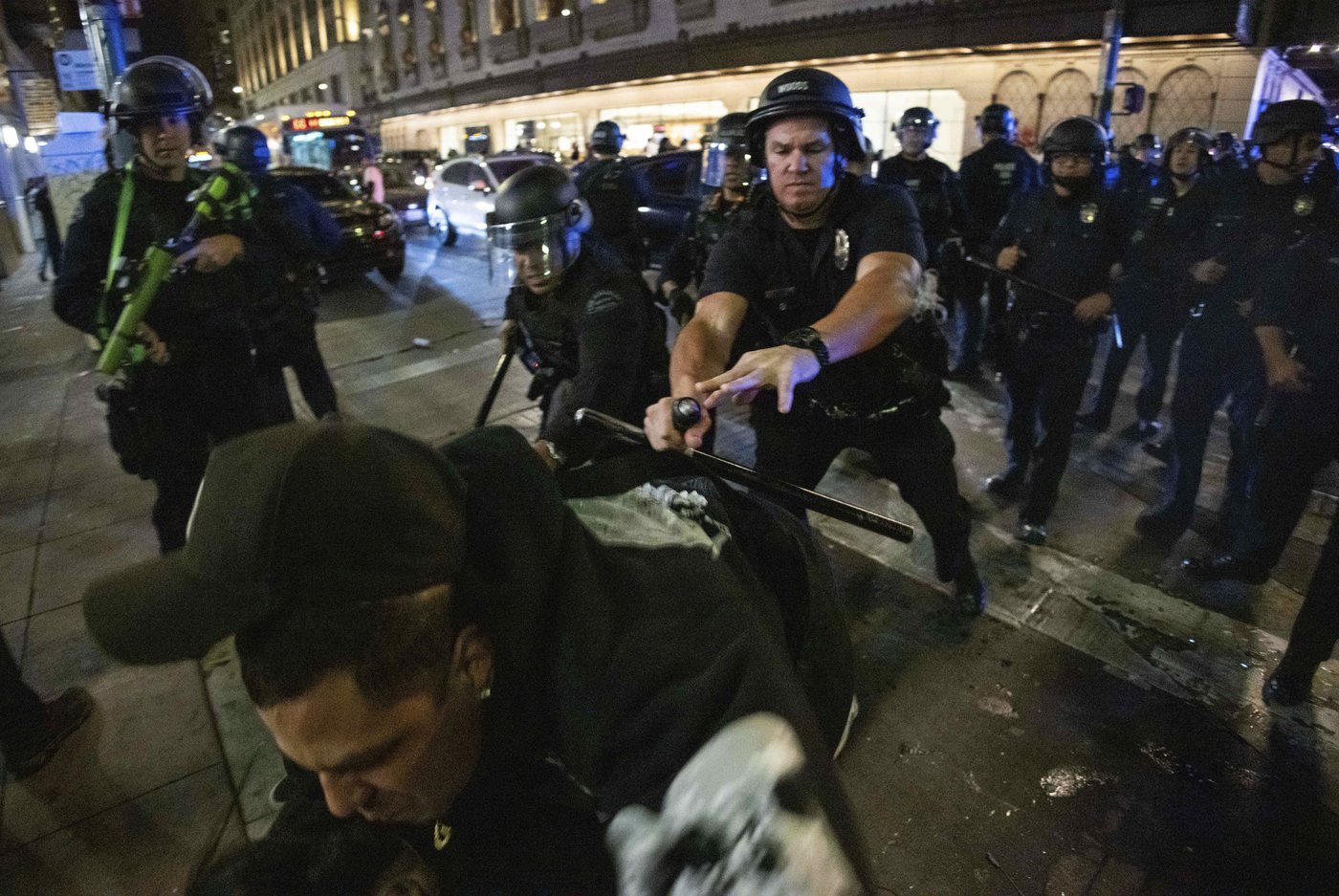 Los Angeles sees city bus burned, store thefts and rowdy crowds after Dodgers win World Series | iNFOnews.ca