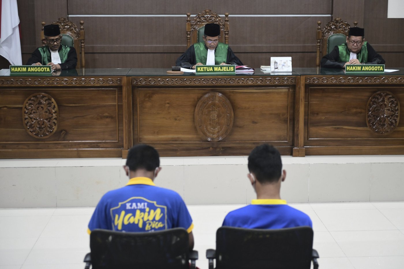 Islamic court in Indonesia sentences 2 men to public caning over sexual acts: kissing and hugging | iNFOnews.ca Islamic court in Indonesia sentences 2 men to public caning over sexual acts: kissing and hugging | iNFOnews.ca